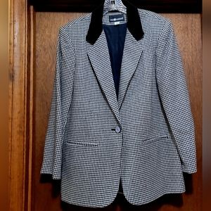 Sag Harbor black/white houndstooth design with black collar blazer jacket coat